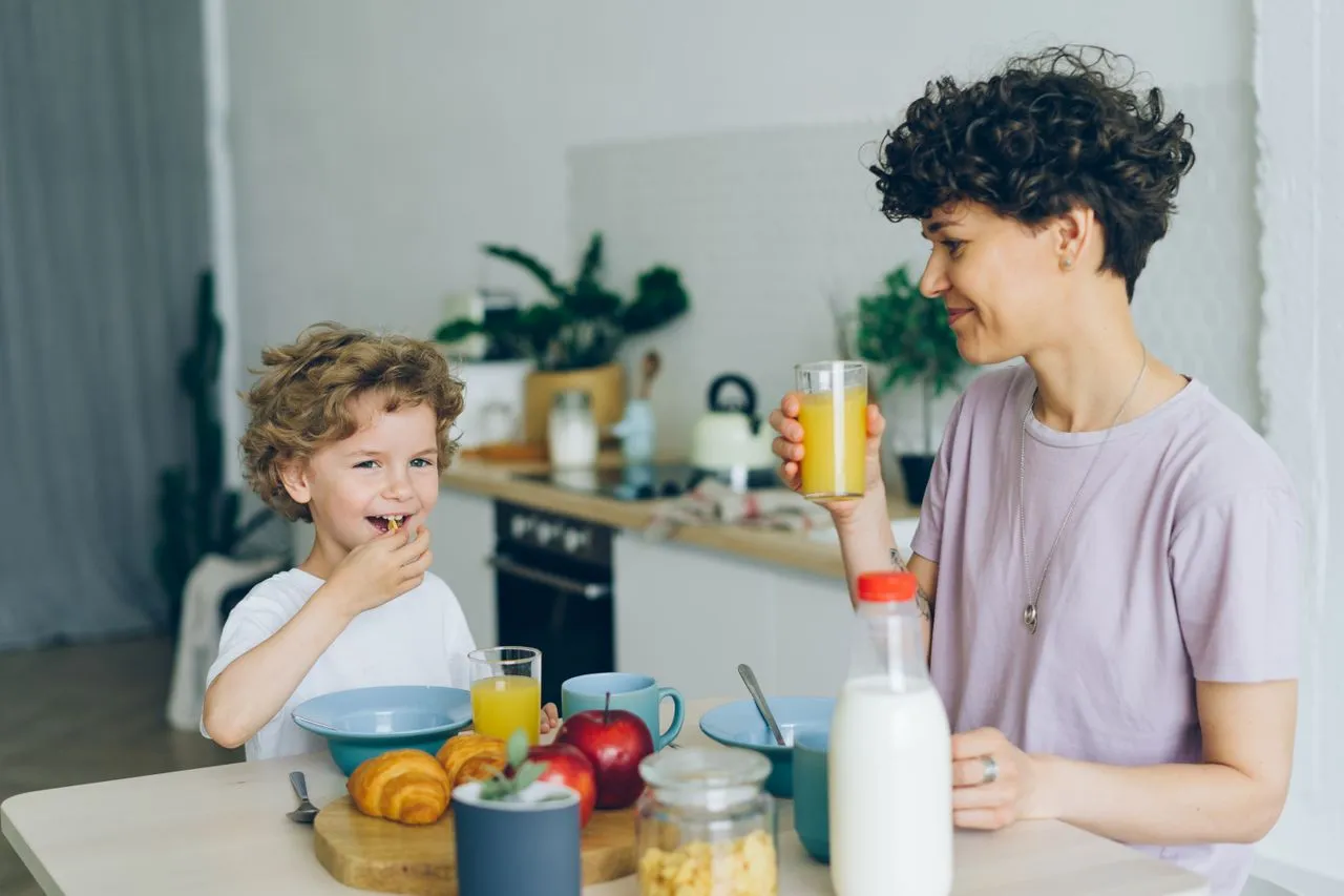 Enfant qui suit sa routine du matin avant l'ecole