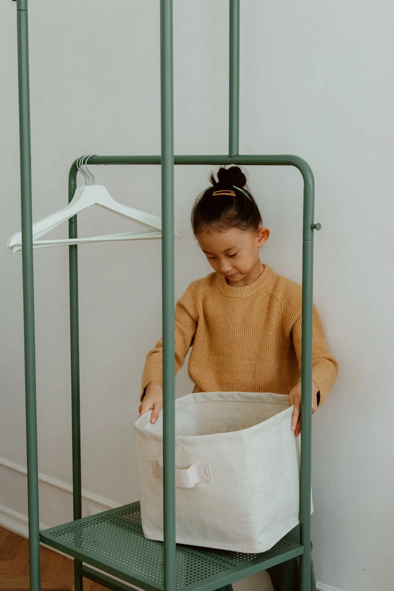 Jeune enfant qui aide a une tache menagere a la maison