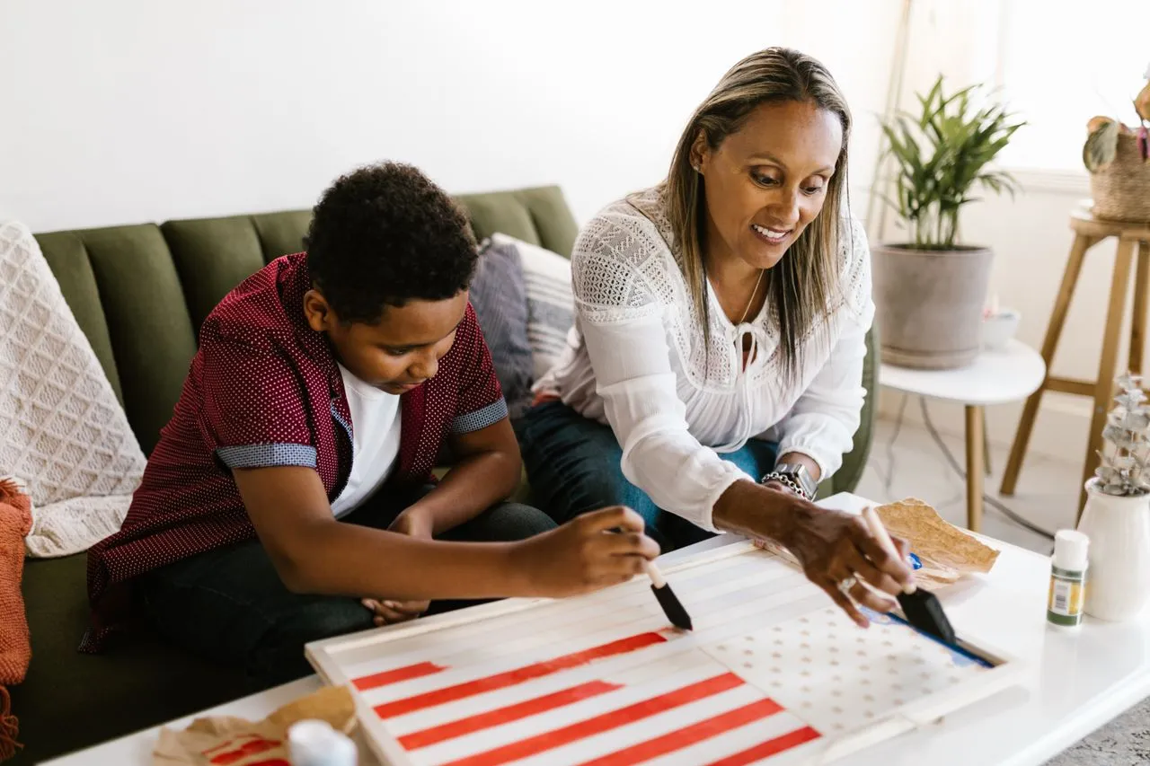 Parent qui accompagne son enfant pas a pas avec douceur